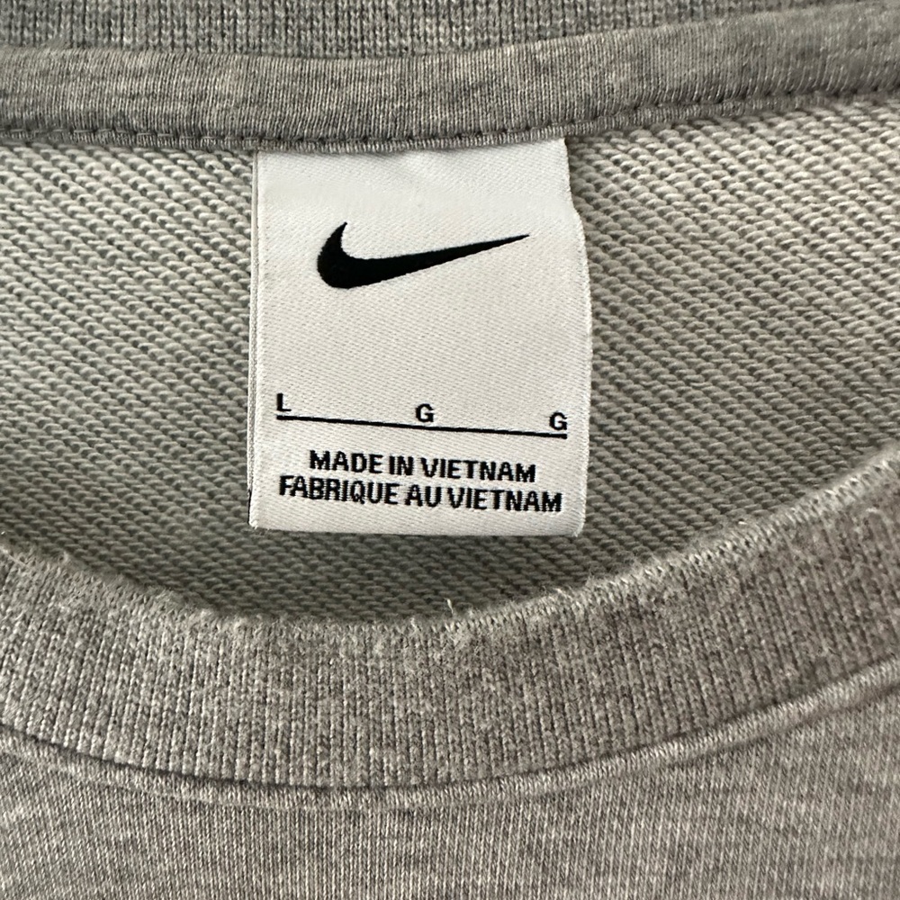 Nike tiger woods Crewneck Gray Sweater with Tiger Graphic - Picture 2 of 3